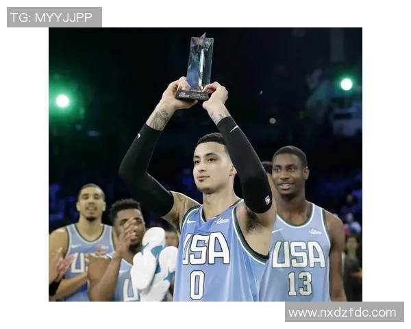 库兹马现身夏洛特华维银行球馆,为黄蜂队训练助力,展现出色领袖魅力 库兹马现身夏洛特华维银行球馆,为黄蜂队训练助力,展现出色领袖魅力